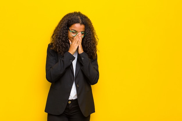 se sentir inquiet, plein d'espoir et religieux, prier fidèlement avec les paumes pressées, implorer le pardon