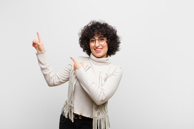 se sentir joyeux et surpris, souriant avec une expression choquée et montrant le côté