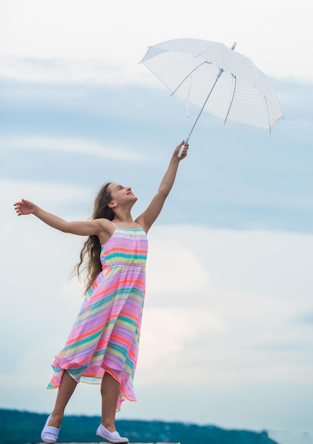 Se sentir léger Anti gravitation Parachute de chute de mouche Rêver d'un premier vol Enfant faisant semblant de voler Je crois que je peux voler Toucher le ciel Fille avec un parapluie lumineux Personnage de conte de fées Enfance heureuse