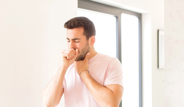 se sentir mal avec un mal de gorge et des symptômes de grippe, tousser avec la bouche couverte