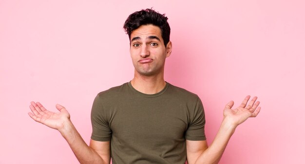 se sentir perplexe et confus en doutant de la pondération ou en choisissant différentes options avec une expression amusante