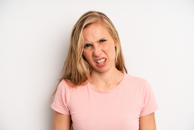 se sentir perplexe et confus avec une expression stupide et stupéfaite regardant quelque chose d'inattendu