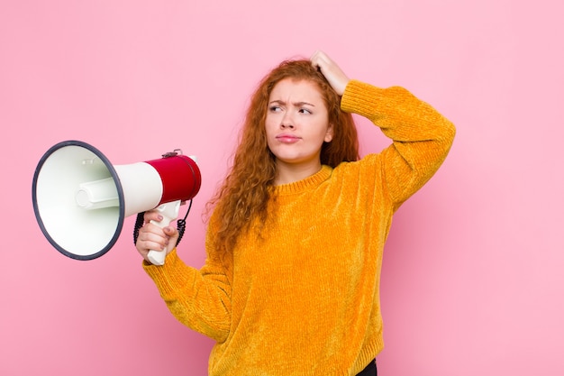 se sentir perplexe et confus, se gratter la tête et regarder de côté