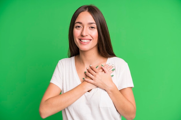 Se sentir romantique heureux et amoureux souriant joyeusement et se tenant la main près du cœur