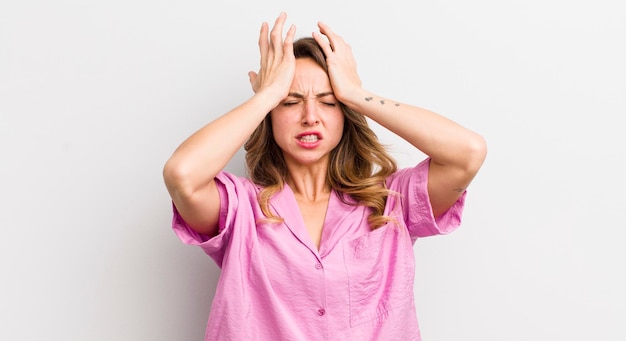 Se sentir stressé et anxieux déprimé et frustré avec un mal de tête en levant les deux mains vers la tête