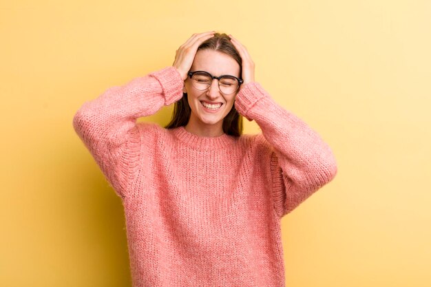 Se sentir stressé et anxieux déprimé et frustré avec un mal de tête en levant les deux mains vers la tête