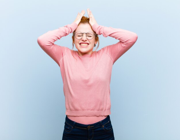 se sentir stressé et anxieux, déprimé et frustré par un mal de tête, lever les deux mains vers la tête