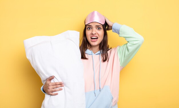 se sentir stressé, anxieux ou effrayé, avec les mains sur la tête