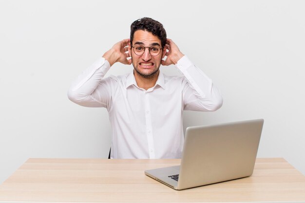 Se sentir stressé, anxieux ou effrayé avec les mains sur la tête