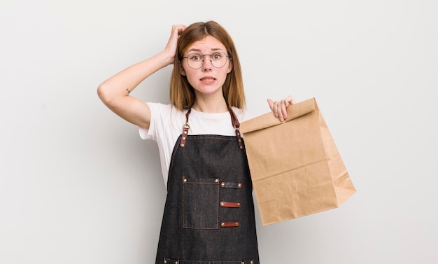 Se sentir stressé, anxieux ou effrayé avec les mains sur la tête