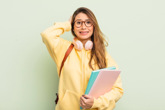 Se sentir stressé, anxieux ou effrayé avec les mains sur la tête