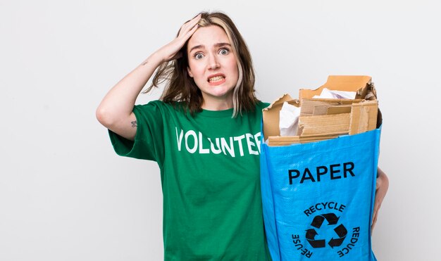 Se sentir stressé, anxieux ou effrayé avec les mains sur la tête