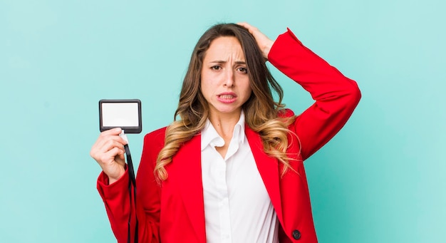 Se sentir stressé, anxieux ou effrayé avec les mains sur la tête