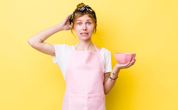 Se sentir stressé, anxieux ou effrayé avec les mains sur la tête