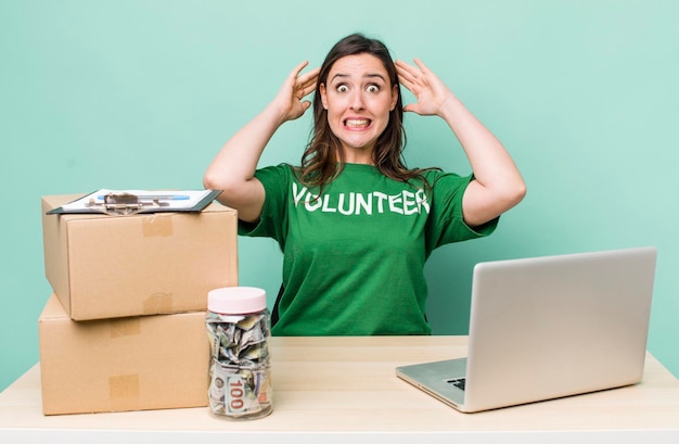 Se sentir stressé, anxieux ou effrayé avec les mains sur la tête