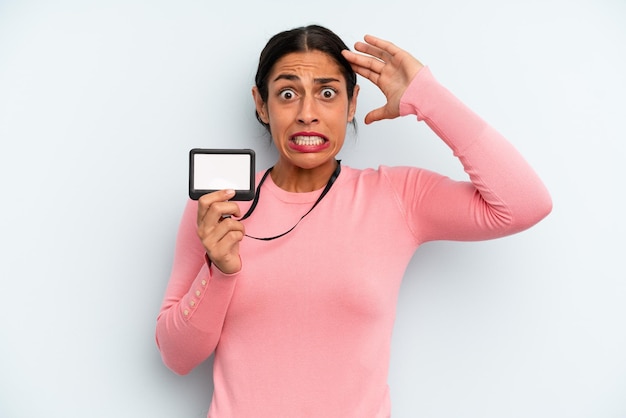 Se sentir stressé, anxieux ou effrayé avec les mains sur la tête