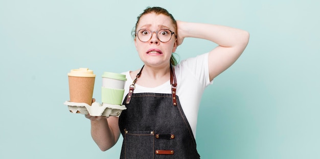 Se sentir stressé, anxieux ou effrayé avec les mains sur la tête