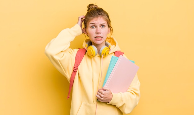 Se sentir stressé, anxieux ou effrayé avec les mains sur la tête