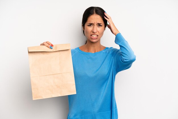 Se sentir stressé, anxieux ou effrayé avec les mains sur la tête