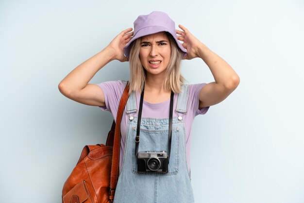 Se sentir stressé, anxieux ou effrayé avec les mains sur la tête