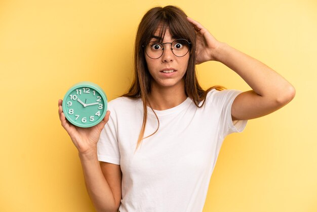 Se sentir stressé, anxieux ou effrayé avec les mains sur la tête