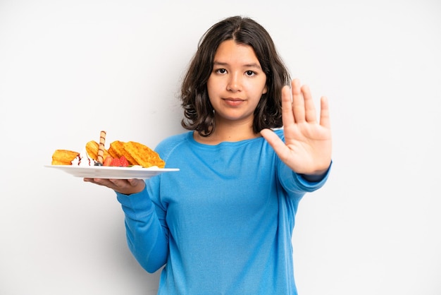 Photo se sentir stressé, anxieux ou effrayé avec les mains sur la tête