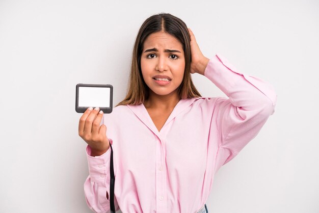 Se sentir stressé, anxieux ou effrayé avec les mains sur la tête