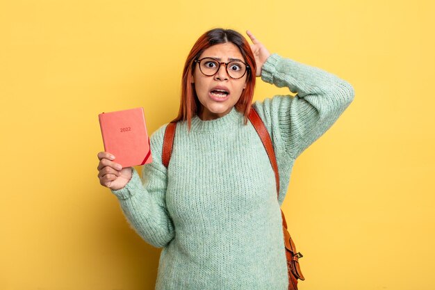 Se sentir stressé, anxieux ou effrayé avec les mains sur la tête