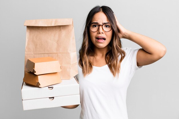 Se sentir stressé, anxieux ou effrayé avec les mains sur la tête