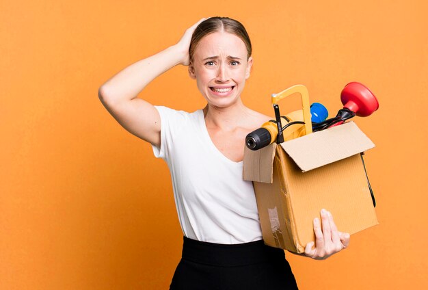 Se sentir stressé, anxieux ou effrayé avec les mains sur la tête