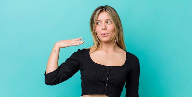 Se sentir stressé, anxieux, fatigué et frustré en tirant le col de la chemise, frustré par le problème