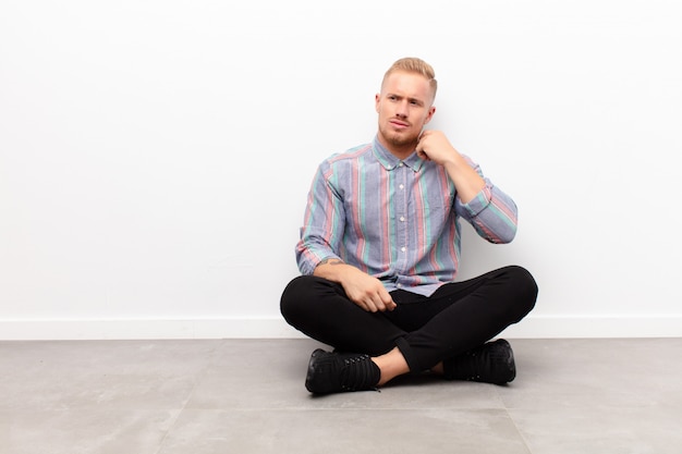 se sentir stressé, anxieux, fatigué et frustré, tirant sur le cou de la chemise, frustré par le problème