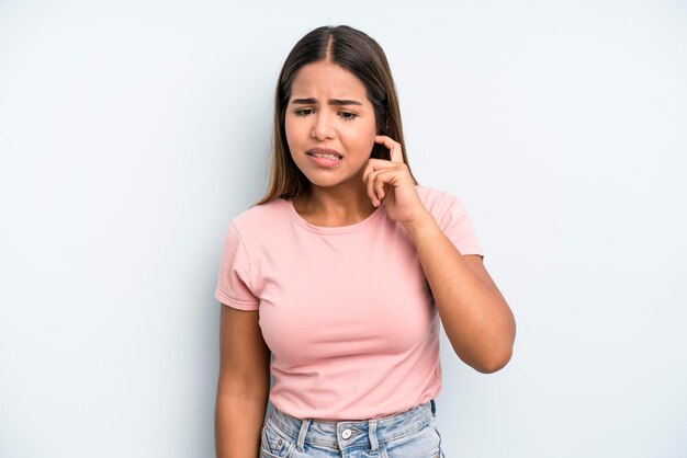 Se sentir stressé, frustré et fatigué en frottant le cou douloureux avec un regard inquiet et troublé