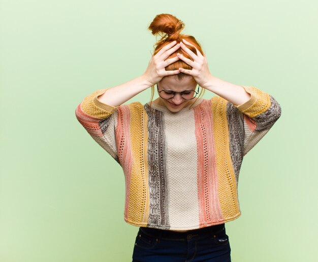 Photo se sentir stressé et frustré, lever les mains à la tête, se sentir fatigué, malheureux et avec migraine