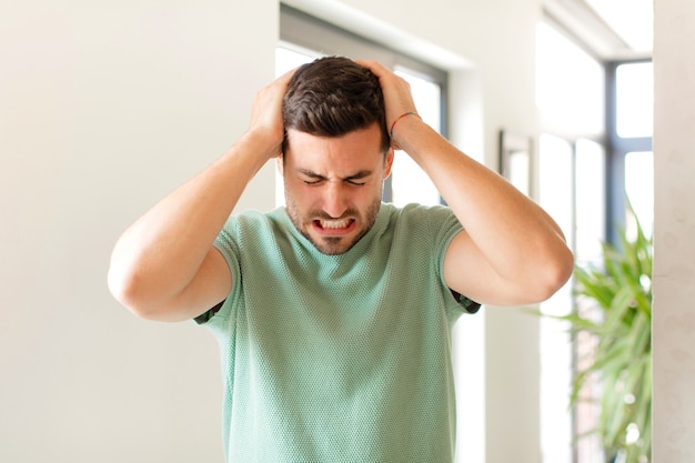 se sentir stressé et frustré, lever les mains à la tête, se sentir fatigué, malheureux et migraineux