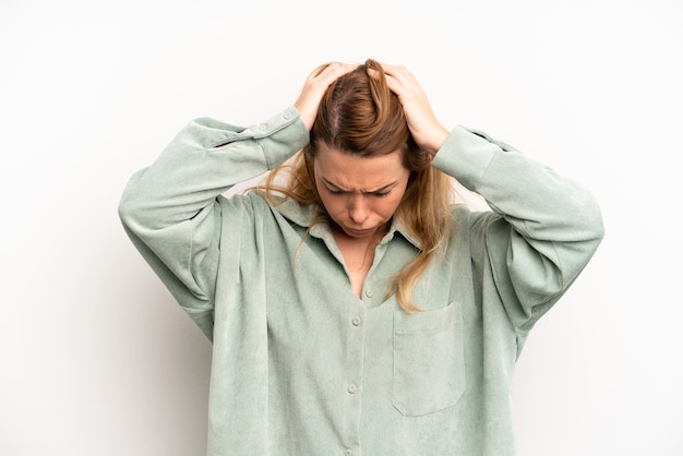 se sentir stressé et frustré lever les mains à la tête se sentir fatigué, malheureux et migraineux