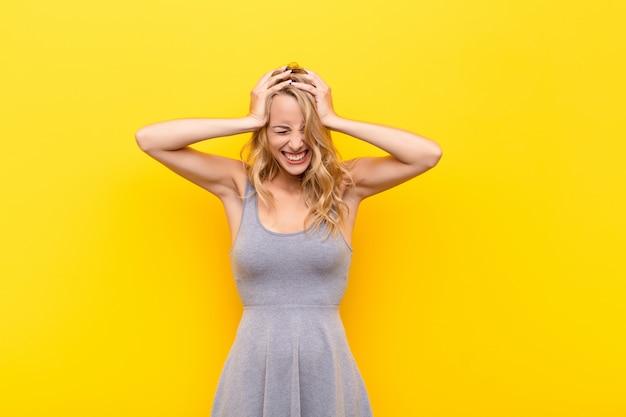 se sentir stressé et frustré, lever les mains à la tête, se sentir fatigué, malheureux et souffrant de migraine