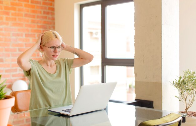 se sentir stressé, inquiet, anxieux ou effrayé, les mains sur la tête, paniquer devant une erreur