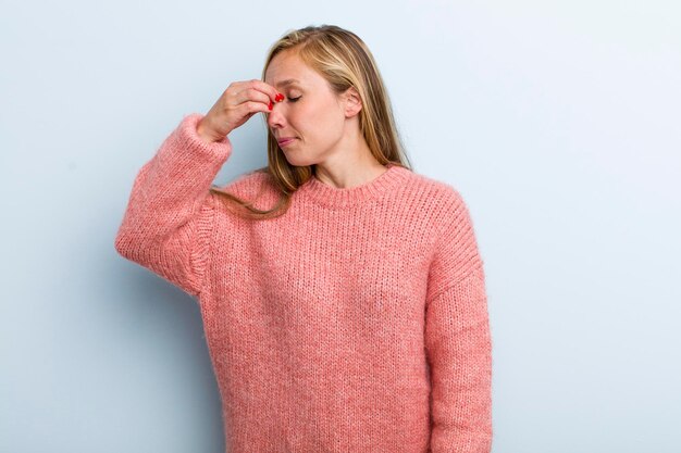 se sentir stressé, malheureux et frustré, toucher le front et souffrir de migraine ou de maux de tête sévères