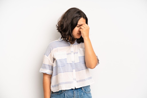 se sentir stressé, malheureux et frustré, toucher le front et souffrir de migraine ou de maux de tête sévères