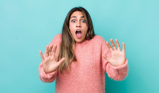 Se sentir stupéfait et effrayé craignant quelque chose d'effrayant avec les mains ouvertes devant disant de rester à l'écart