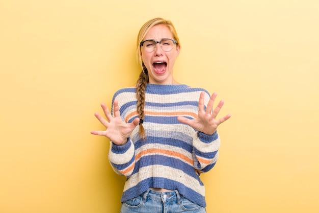 Se sentir stupéfait et effrayé craignant quelque chose d'effrayant avec les mains ouvertes devant disant de rester à l'écart