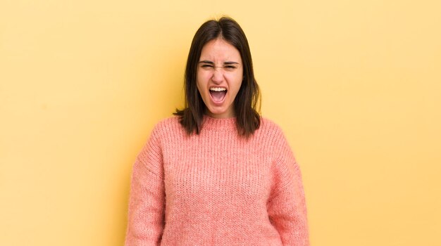 se sentir terrifié et choqué avec la bouche grande ouverte de surprise