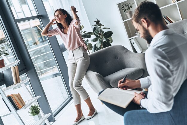 Se sentir totalement perdu. Jeune femme frustrée résolvant ses problèmes mentaux