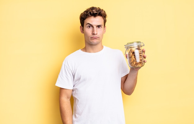 Se sentir triste, contrarié ou en colère et regarder de côté avec une attitude négative, fronçant les sourcils en désaccord. concept de biscuits faits maison