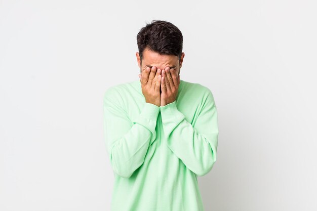 se sentir triste frustré nerveux et déprimé couvrant le visage avec les deux mains pleurer