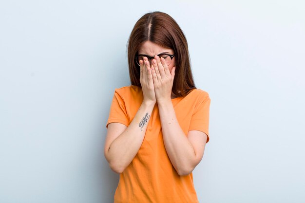 se sentir triste frustré nerveux et déprimé couvrant le visage avec les deux mains pleurer