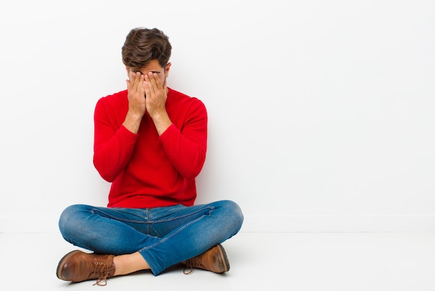 se sentir triste, frustré, nerveux et déprimé, se couvrir le visage des deux mains, pleurer