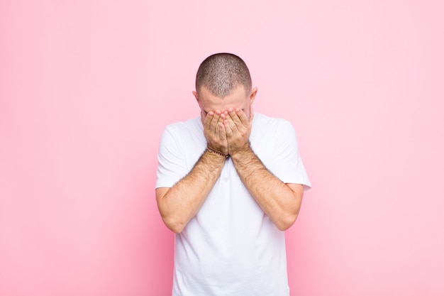 se sentir triste, frustré, nerveux et déprimé, se couvrir le visage des deux mains, pleurer