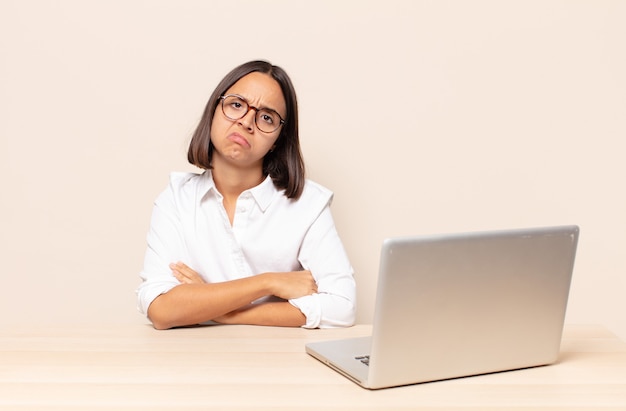 se sentir triste et pleurnicher avec un regard malheureux, pleurer avec une attitude négative et frustrée